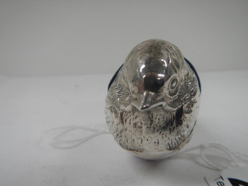 A hallmarked silver pin cushion in the form of a bird - Image 2 of 2