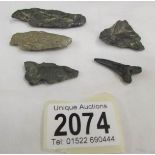 A quantity of flint arrow heads and a fossil tooth (5 items in total)