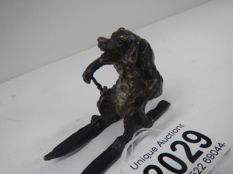 An early painted bronze of a dog on skis 2 inches high - Image 2 of 5