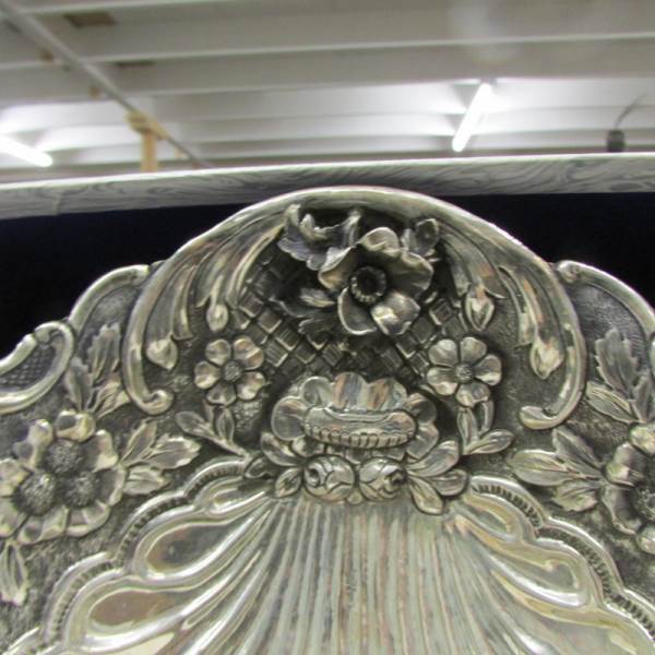 A fine silver dish in the form of a shell with floral embellishment, marked 925 EPT, XEIPOL. - Image 2 of 3
