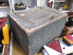 A good vintage wooden box with tray