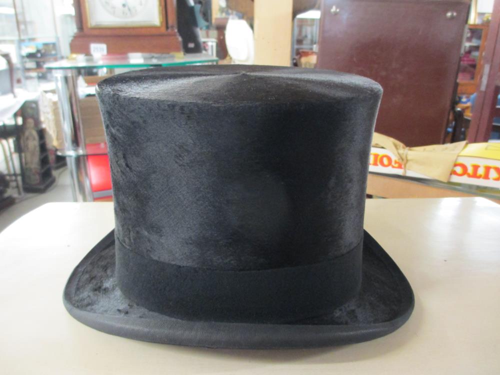 A leather cased silk top hat marked 'Lincoln', Bennett & Co., Sackville Street, Picadilly, London. - Image 4 of 16