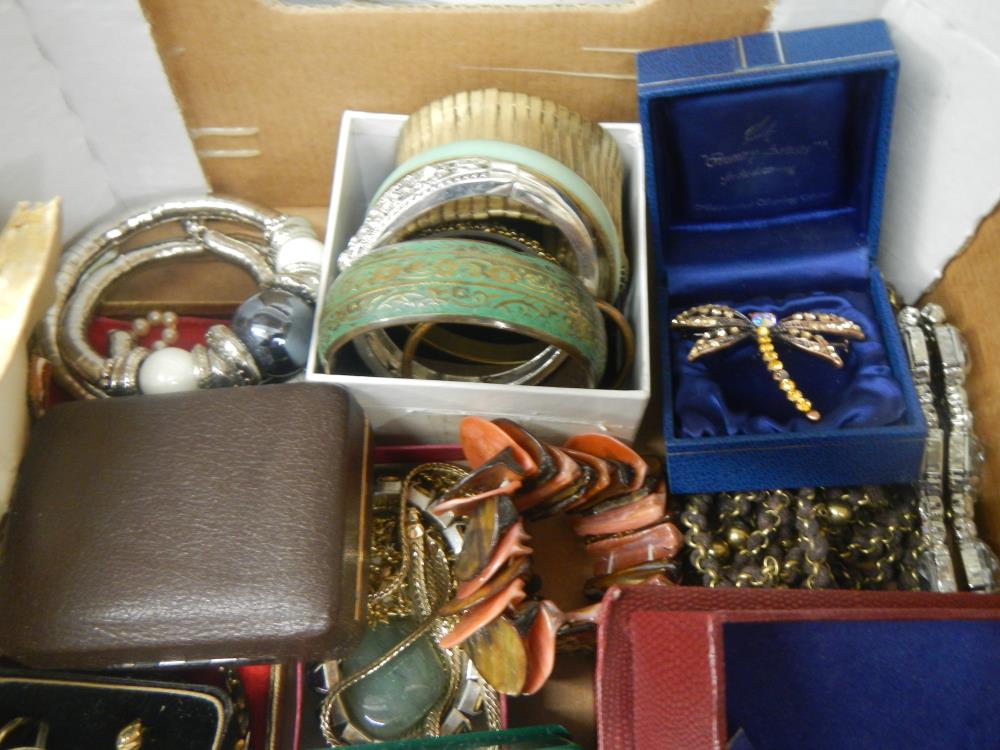 A large tray of excellent costume jewellery including silver and rings - Image 4 of 5