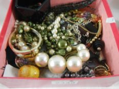 A mixed lot of costume jewellery.