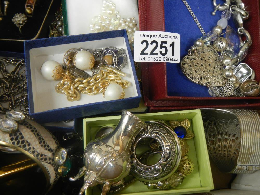 A large tray of excellent costume jewellery including silver and rings - Image 2 of 5