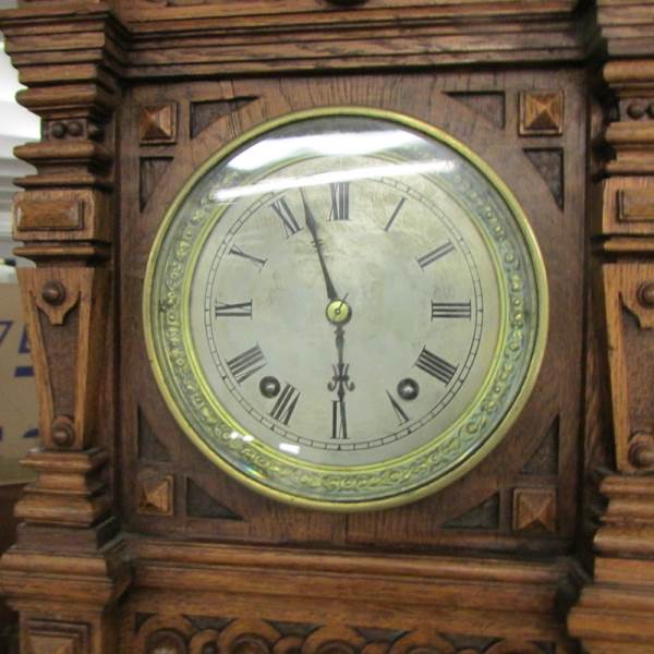 A late Victorian tall oak mantel/bracket clock with silvered dial, in very good condition. 28" tall. - Image 5 of 11