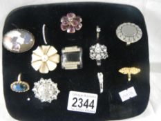 A mixed lot of costume jewellery including brooches, rings etc.