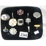 A mixed lot of costume jewellery including brooches, rings etc.