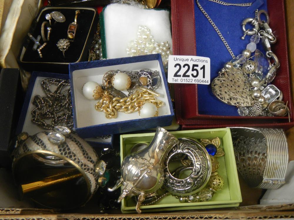 A large tray of excellent costume jewellery including silver and rings - Image 5 of 5