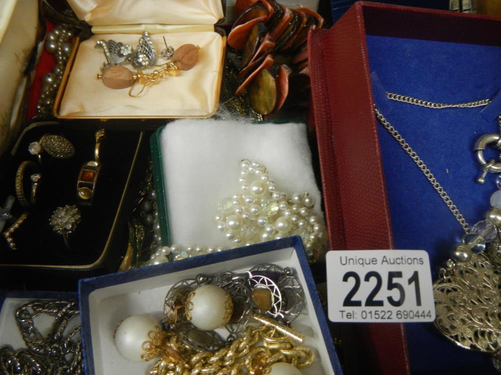 A large tray of excellent costume jewellery including silver and rings - Image 3 of 5