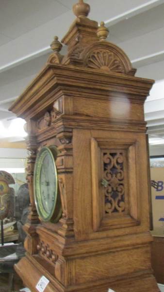 A late Victorian tall oak mantel/bracket clock with silvered dial, in very good condition. 28" tall. - Image 3 of 11