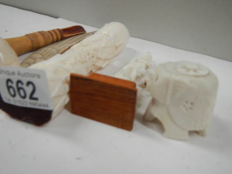 A mixed lot of old bone items. - Image 3 of 4