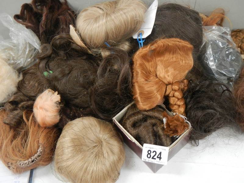 A quantity of dolls wigs. - Image 4 of 4