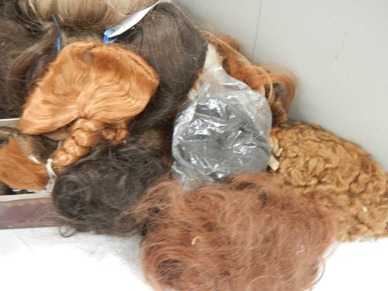 A quantity of dolls wigs. - Image 3 of 4