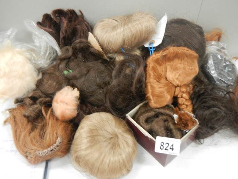 A quantity of dolls wigs.