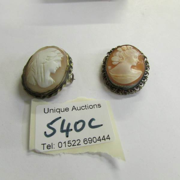 2 cameo brooches of female profiles.