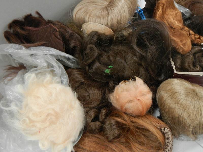 A quantity of dolls wigs. - Image 2 of 4