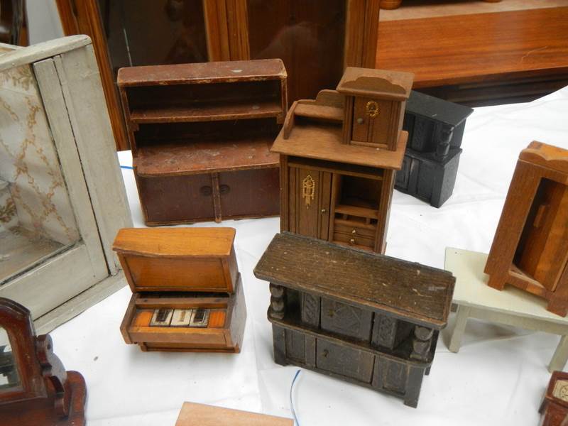 A mixed lot of dolls house furniture. - Image 4 of 7