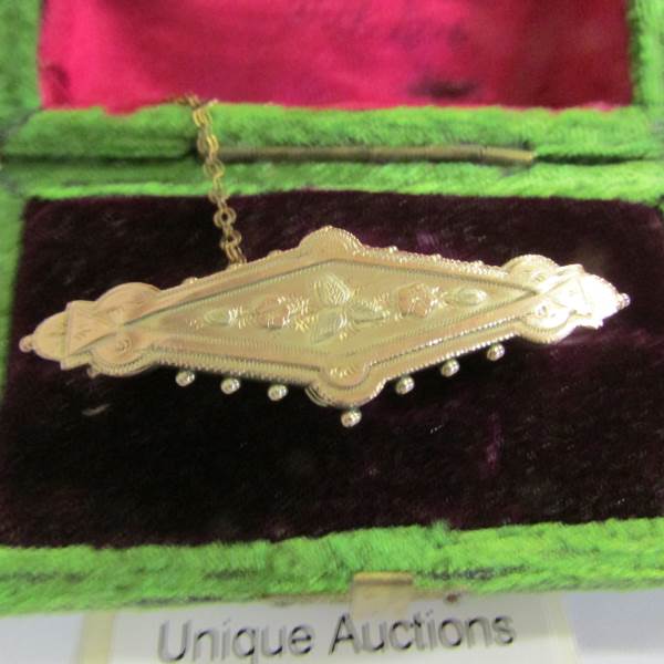 A 3 gram Chester hall mark yellow gold brooch in satin box. - Image 2 of 2