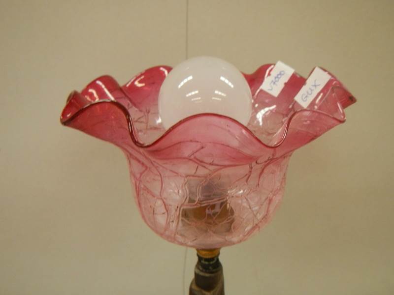 A bronzed effect figure group table lamp with cranberry glass shade. - Image 3 of 4