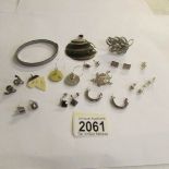 7 pairs of vintage ear studs, 3 further pairs, 2 silver brooches, 2 silver pendants, 14 in total.