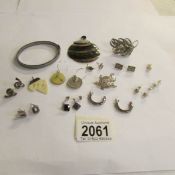 7 pairs of vintage ear studs, 3 further pairs, 2 silver brooches, 2 silver pendants, 14 in total.