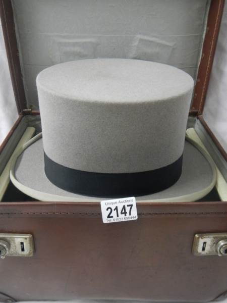 A grey top hat in box. - Image 5 of 7