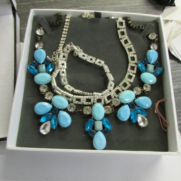 2 dazzling vintage necklace and a further necklace in a designer style. - Image 4 of 4