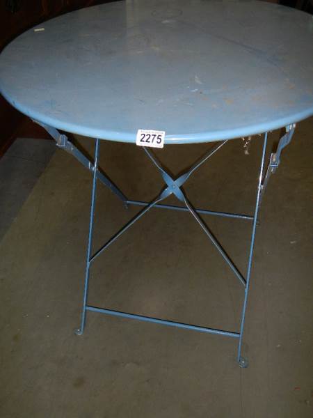 An old metal circular garden table. - Image 3 of 3