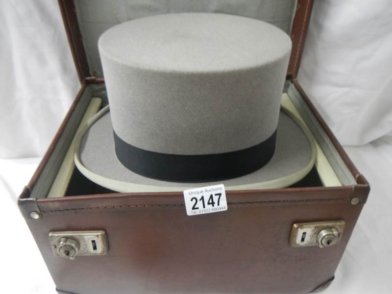 A grey top hat in box. - Image 4 of 7