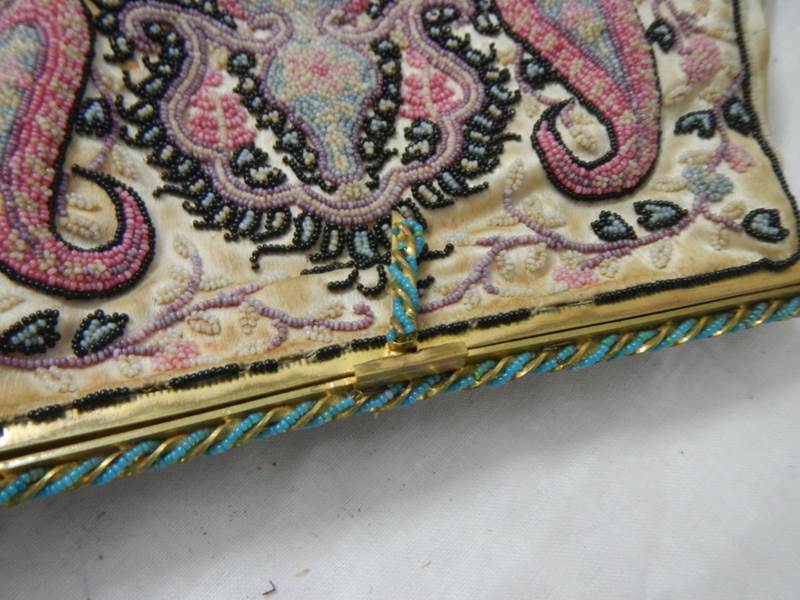 A finely beaded Victorian purse with gilded edging. - Image 4 of 5