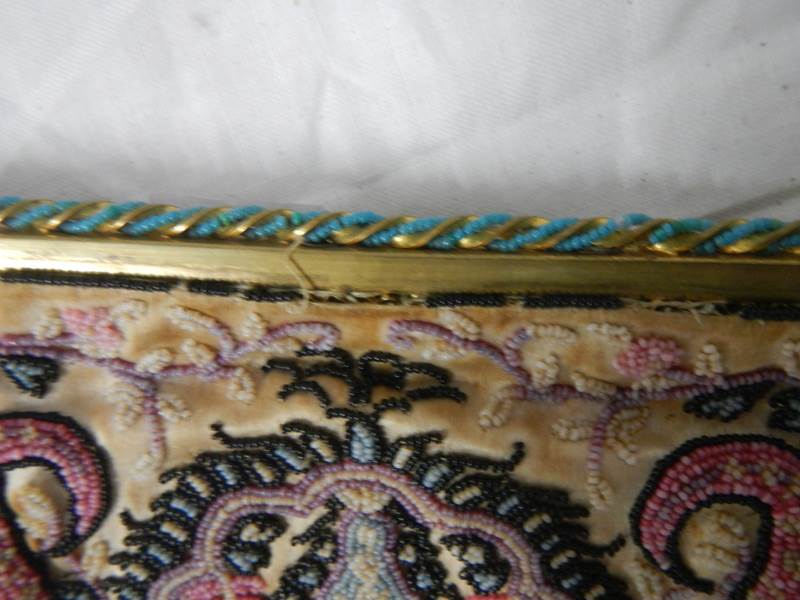 A finely beaded Victorian purse with gilded edging. - Image 3 of 5