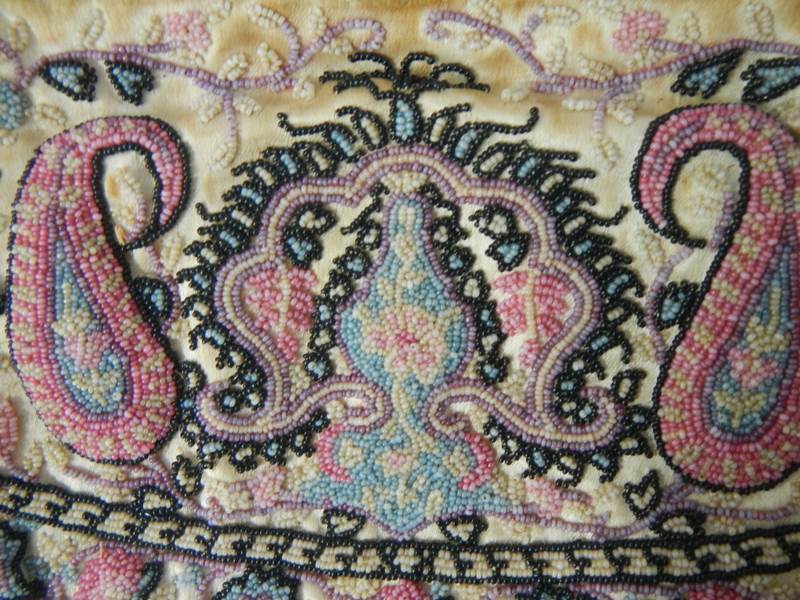 A finely beaded Victorian purse with gilded edging. - Image 2 of 5