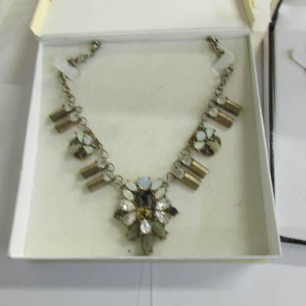 2 dazzling vintage necklace and a further necklace in a designer style. - Image 2 of 4
