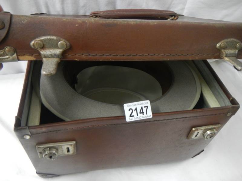 A grey top hat in box. - Image 3 of 7