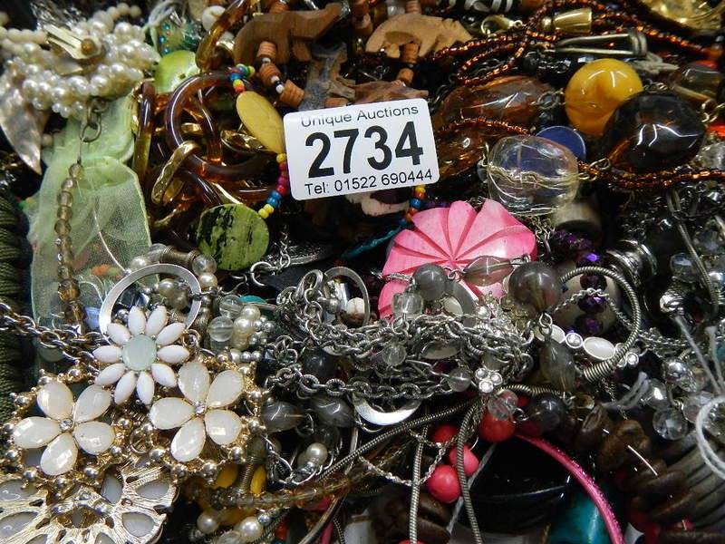 A large quantity of unsorted costume jewellery. - Image 6 of 6