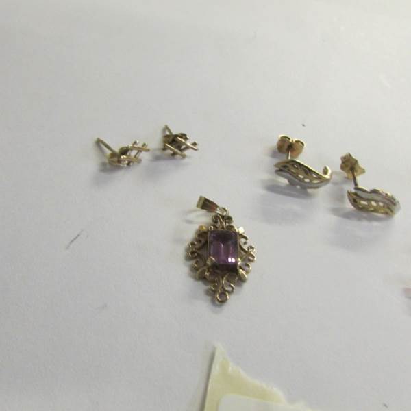 3 pairs of 9ct gold earrings in fancy stud designs, amethyst pendant and a cross. - Image 3 of 3