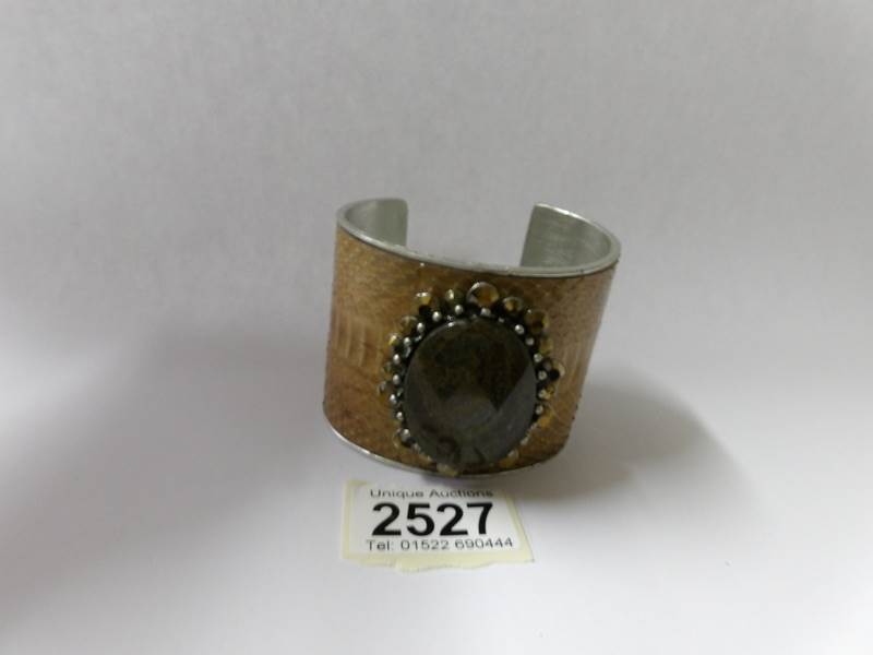 An Otaza tan snake effect cuff set large stone. - Image 2 of 2