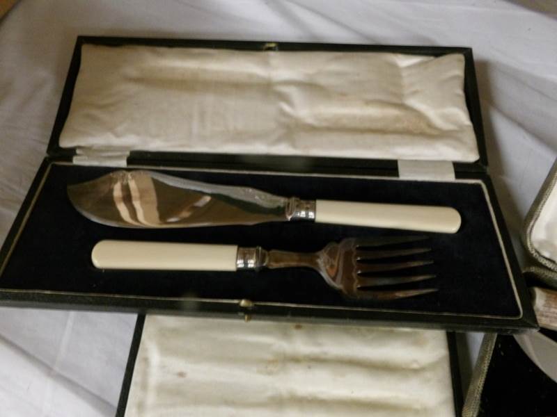 A mixed lot of cased cutlery including fish servers, carving set, spoons, knives etc. - Image 6 of 6