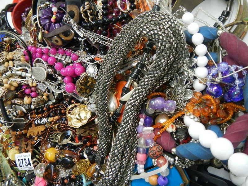 A large quantity of unsorted costume jewellery. - Image 2 of 6