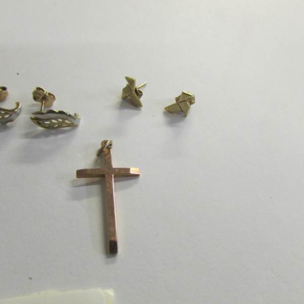 3 pairs of 9ct gold earrings in fancy stud designs, amethyst pendant and a cross. - Image 2 of 3