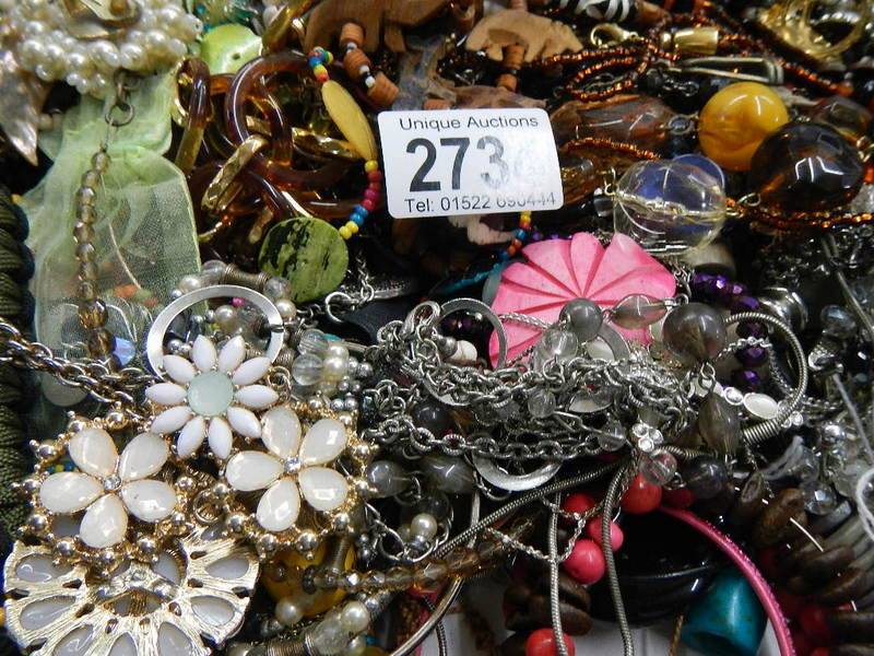 A large quantity of unsorted costume jewellery. - Image 5 of 6