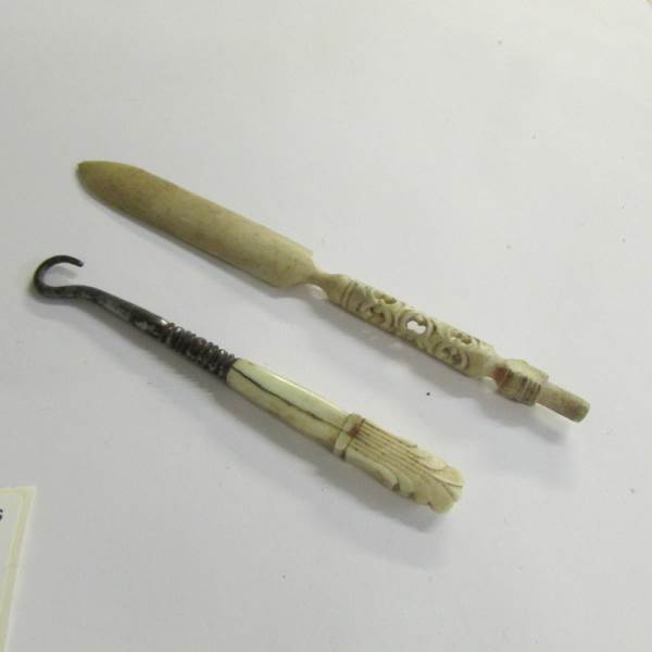 A bone scrimshaw style corkscrew, a bone button hook, paper knife etc. - Image 3 of 4