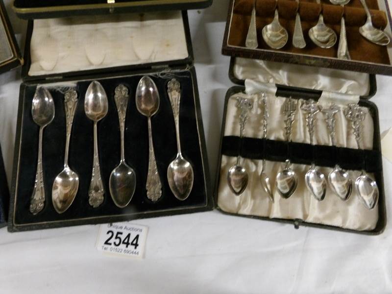 A mixed lot of cased cutlery including fish servers, carving set, spoons, knives etc. - Image 2 of 6