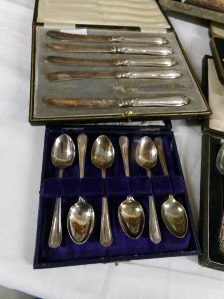 A mixed lot of cased cutlery including fish servers, carving set, spoons, knives etc. - Image 3 of 6