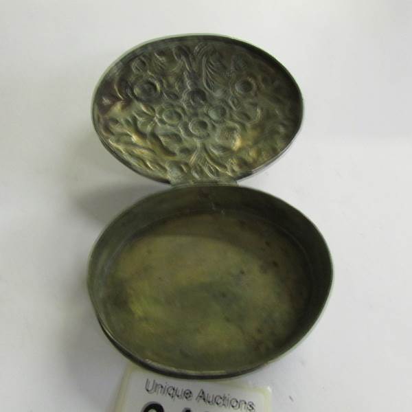 A Sheffield plate snuff box (plate worn). - Image 3 of 3