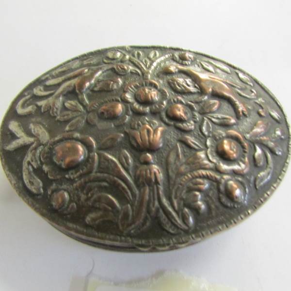 A Sheffield plate snuff box (plate worn). - Image 2 of 3