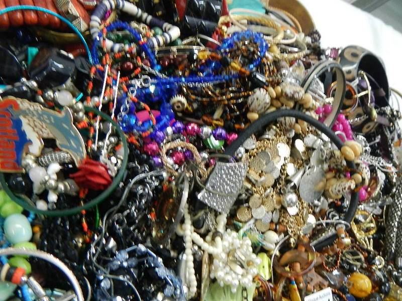 A large quantity of unsorted costume jewellery. - Image 3 of 6