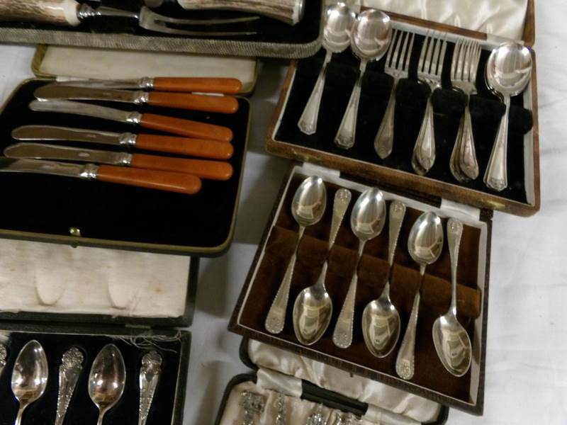 A mixed lot of cased cutlery including fish servers, carving set, spoons, knives etc. - Image 4 of 6