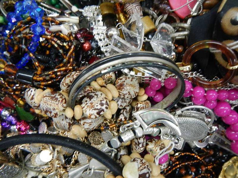 A large quantity of unsorted costume jewellery. - Image 4 of 6